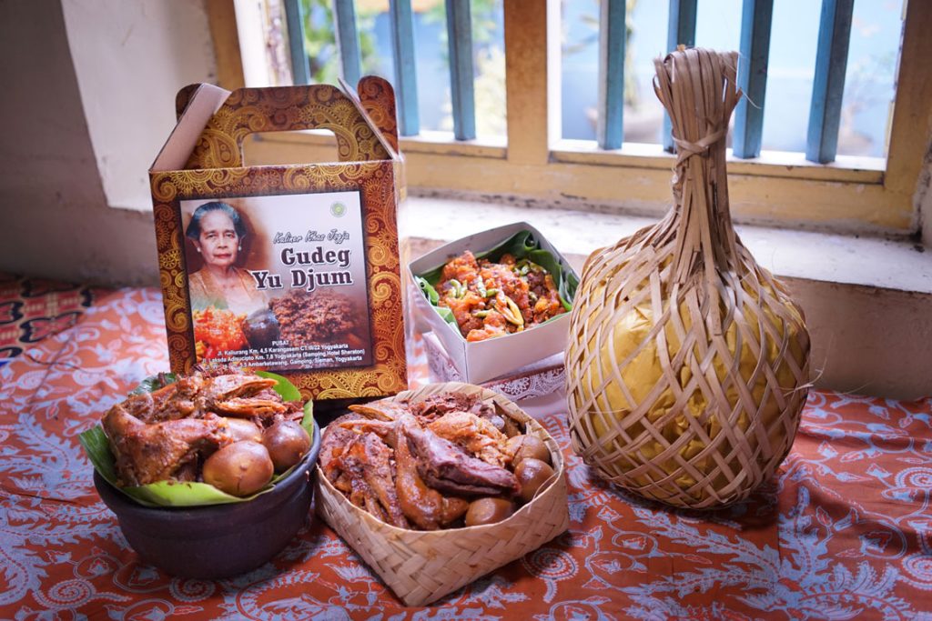 Sepiring gudeg yu djum kering khas yogyakarta