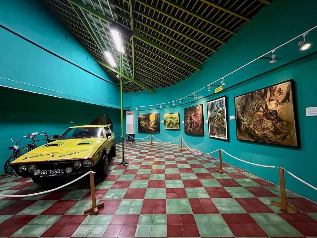 Lukisan-lukisan di dalam galeri Museum Affandi Yogyakarta